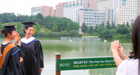 22일 오전 서울 광진구 화양동 건국대에서 열린 2011학년도 후기 학위수여식에서 졸업생들이 건국대 캠퍼스 대형 호수인 일감호에 설치된 전망대에서 호수와 태양광 백조 ‘솔라스완’을 배경으로 기념 촬영을 하고 있다.