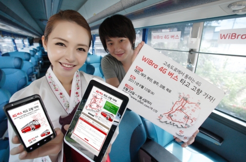 KT는 추석을 맞이하여 전국 82개시와 8개 주요 고속도로에서 전국망 서비스를 제공하고 있는 와이브로 4G를 직접 체험할 수 있도록 ‘올레 와이브로 4G 귀성버스’를 운영한다. 사진은 한복을 입은 모델이 와이브로4G 버스에서 스마트기기를 소개하는 모습.