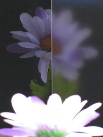 동일한 조건에서 사물을 비추었을 때 왼쪽이 POSCOTE-UV(포스코트 유브이), 오른쪽인 일반 표면처리강판