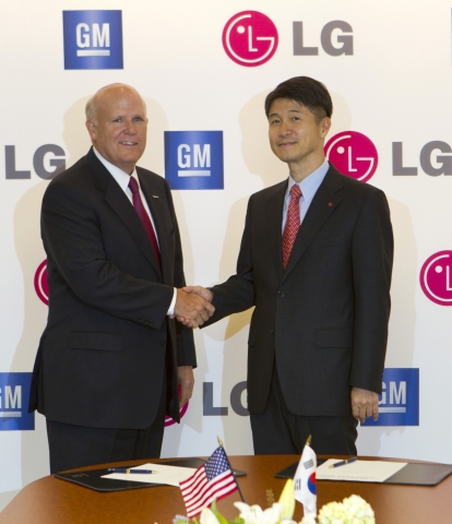 댄 애커슨(Dan Akerson) GM 회장 겸 최고경영자(왼쪽)와 조준호 ㈜LG 사장(오른쪽)이 협약 체결 후 악수를 나누고 있는 모습