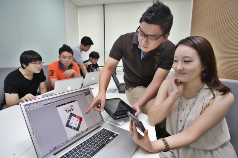 KT는 앱 개발자 원스톱(One-Stop) 인큐베이팅 센터인 ‘에코노베이션 제3센터’를 31일 서초동에서 개소한다. 사진은 앱 개발자들이 ‘에코노베이션 제3센터’를 이용하고 있는 모습.