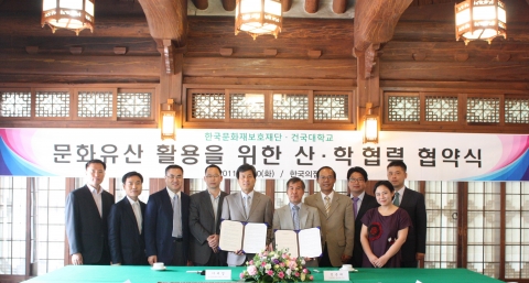 건국대(총장 김진규)는 한국문화재보호재단(이사장 이세섭)과 공동으로 전통 문화유산과 관련한 학술 연구와 이를 활용한 다양한 문화콘텐츠 개발 등 상호 교류협력을 활성화 하기로 하고 30일 오후 서울 중구 필동 한국의집에서 양해각서(MOU)를 체결했다. 한국문화재보호재단과 건국대 관계자들이 협약을 체결한 후 기념촬영을 하고 있다.