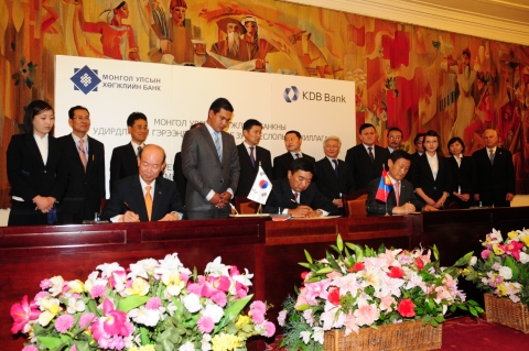 좌로부터 한대우 산업은행 자본시장본부 부행장, 하슈출룬 몽골개발은행 이사회의장, 김장진 몽골개발은행장