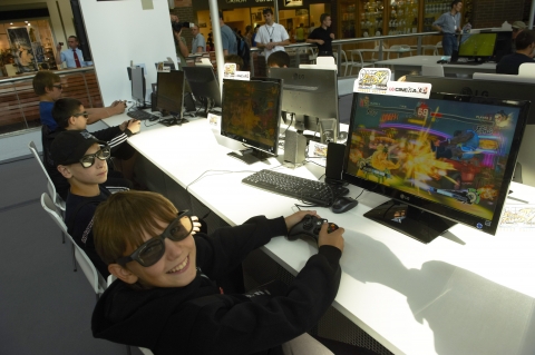 LG전자가 지난 주말 모스크바에서 개최한 &#039;LG 시네마 3D 게임 페스티벌&#039;에서 관람객들이 TV를 보고 게임을 즐기는 등 즐거운 시간을 보내고 있다.