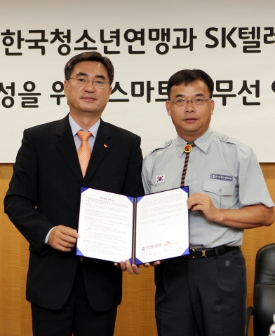 한국청소년연맹 양철승 사무총장과 SK텔레콤 박인식 SMB사업본부장이 을지로 SKT 타워에서 “스마트 유무선 인프라 구축 협약”을 맺고 악수를 하고 있다. SK텔레콤은 한국청소년연맹 구성원들에게 스마트 기기를 공급과, 연맹에 특화된 어플리케이션을 제공할 예정이다.