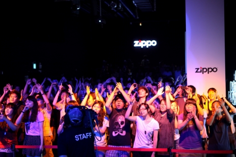 세계적인 라이프스타일 브랜드 지포(Zippo)가 8월 25일 홍대 브이홀에서 개최한 ‘지포 배틀오브밴드 피날레공연’에 참석한 관중들이 인디 락 밴드 공연에 환호하고 있다.
