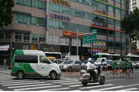 대구세계육상선수권대회를 앞두고 연습중인 선수 뒤를 도로교통공단의 종합안전점검 차량이 따라가며 점검에 나서고 있다.