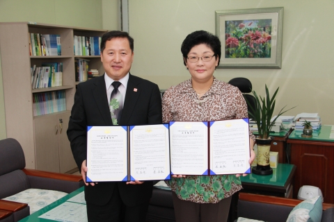 경남대학교 평생교육원과 이창호스피치리더십硏(대표 이창호)의 &#039;스피치리더십, 아동의사소통 교육에 관한 공동교육 협약&#039; 체결장면
