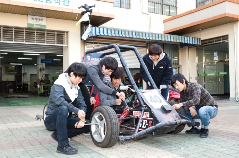 동명대 자동차공학과 학생들이 만든 자작차(自作車)로 실험에 몰두하고 있다.