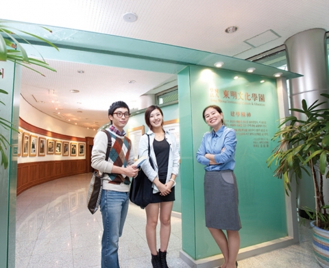 동명대 학생들이 학원설립자의 ‘나눔 실천’에 대해 김교정 사회복지학과 교수와 상담중이다.