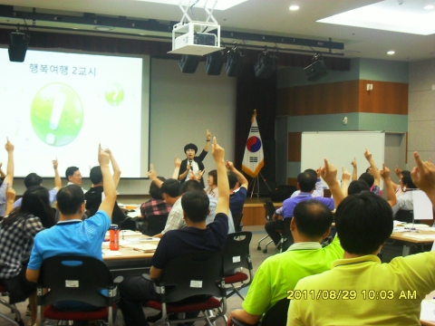 한국전력공사 직원들과 함께 교육중인 강은미 대표