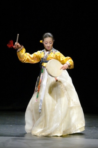일본 극단 타이헨과 함께 공연하는 교방청춤의 대가 박경랑 선생