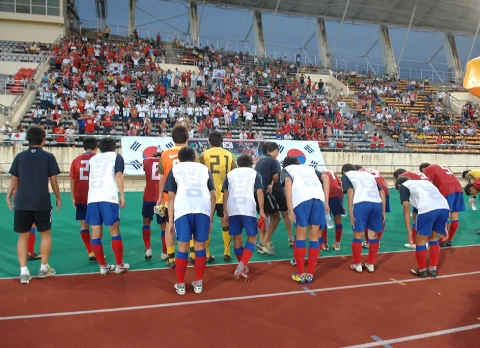 U-16 선수단은 열띤 응원으로 성원해 준 라오스 교민들을 향해 고마움을 표시했다.