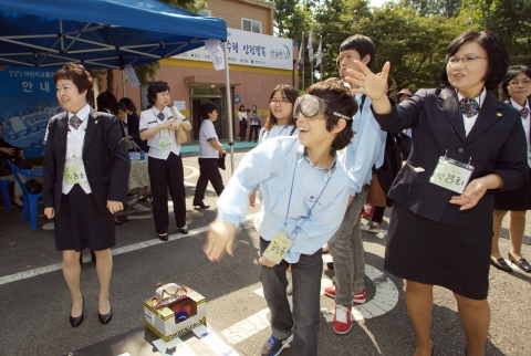 24일(토) 서울 서초구 양재동에 위치한 어린이교통공원에서 열린 경인지역 ‘세잎클로버 찾기 캠프’에서 행사 참가 어린이들이 다양한 프로그램을 즐기고 있는 모습