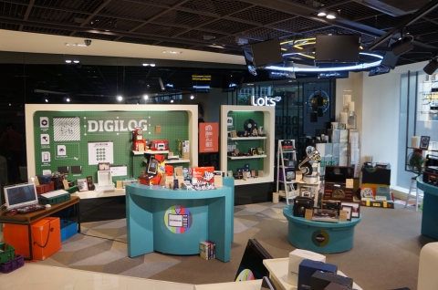 Digital Trendy Shop 라츠가 국내최초 ‘디지로그(Digital+Analog) 체험관’을 서울 종로 라츠 매장에 오픈했다. 아날로그적 감성과 최첨단 디지털 기능이 결합된 ‘디지로그’ 제품들이 준비되어 있어 소비자들의 추억과 향수를 자극한다.