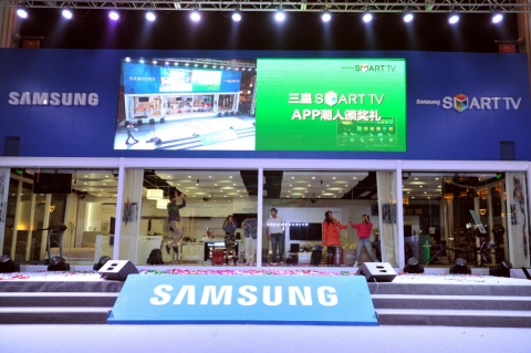 삼성전자는 지난 23일 저녁 8시부터 북경시내 번화가에 위치한 쓰마오톈졔(世貿天階)에서 '삼성 스마트TV 40시간 체험행사'를 가졌다. 이번 체험행사에 참여한 6명의 남여 참가자들은 스마트TV의 다양한 활용방법을 보여주고, SNS를 통해 네티즌들이 실시간으로 보내주는 미션들도 수행한다. 시장조사기관에 따르면 중국에서도 스마트TV 시장이 급성장할 것으로 전망된다.