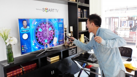 삼성전자가 중국에서 개최한 '삼성 스마트TV 40시간 체험 행사'에 참가한 참가자들이 게임, SNS 등 스마트TV 기능을 직접 시연해 보고 있다. '삼성 스마트TV 40시간 체험 행사'는 지난 23일 저녁 8시부터 북경시내 번화가에 위치한 쓰마오톈졔(世貿天階)에서 열렸으며, 이번 행사는 스마트TV 고객들에게 스마트TV의 다양한 활용 방법을 제시해, 고객들이 보다 스마트하게 제품을 활용할 수 있도록 기획됐다.