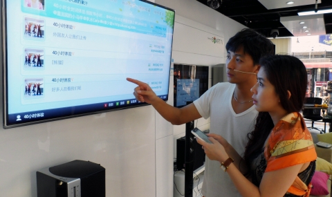 삼성전자가 중국에서 개최한 '삼성 스마트TV 40시간 체험 행사'에 참가한 참가자들이 게임, SNS 등 스마트TV 기능을 직접 시연해 보고 있다. '삼성 스마트TV 40시간 체험 행사'는 지난 23일 저녁 8시부터 북경시내 번화가에 위치한 쓰마오톈졔(世貿天階)에서 열렸으며, 이번 행사는 스마트TV 고객들에게 스마트TV의 다양한 활용 방법을 제시해, 고객들이 보다 스마트하게 제품을 활용할 수 있도록 기획됐다.