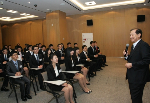 LG유플러스 이상철 부회장이 9월 1일 입사하는 BS본부 강현정 사원에게 직접 LG배지를 달아주고 있는 모습.