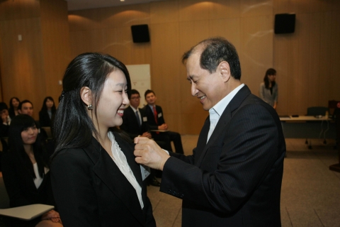 LG유플러스 이상철 부회장이 신입 사원들에게 &#039;자기만의 색깔을 가져라&#039;라는 주제로 특강을 하고 있는 모습.