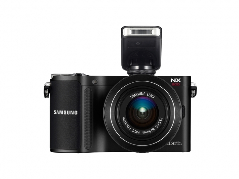 삼성전자가 9월 2일부터 7일까지 독일 베를린에서 열리는 IFA 2011에 고성능의 카메라 신제품과 캠코더, NX 교환렌즈 라인업을 선보인다. 사진은 IFA 2011에서 공개되는 미러리스 카메라 신제품 NX200과 콤팩트 카메라 MV800 제품 이미지.