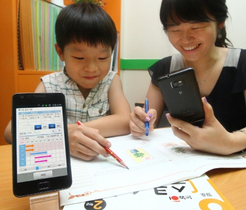 눈높이 교사가 갤럭시SII를 사용하여 회원 상담하는 모습