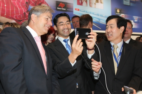 독일 경제기술부 필립 뢰슬러 장관과 베를린市 클라우스 보베라이트 시장이 독일 베를린에서 열리고 있는 IFA 2011의 삼성전자 전시장을 방문해 스마트폰 '갤럭시 노트 