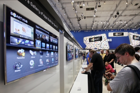 독일 베를린에서 열리고 있는 IFA 2011의 삼성전자 전시장에서 관람객들이 삼성 스마트 TV를 통해 다양한 콘텐츠들을 체험하고 있다.
