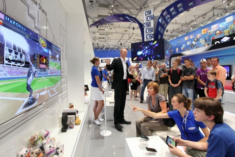 독일 베를린에서 열리고 있는 IFA 2011의 삼성전자 전시장에서 관람객들이 삼성 스마트 TV를 통해 다양한 콘텐츠들을 체험하고 있다.