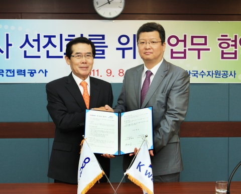 한대수 한전 상임감사위원(사진 왼쪽)과 조정현 수자원공사 상임감사위원이 감사업무 협약을 체결하고 악수하고 있다.