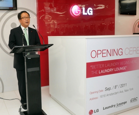 LG전자 상업용 세탁기가 설치된 코인맥社의 신개념 세탁방 '론드리 라운지(Laundry Lounge)' 오픈행사에서 LG전자 북미지역대표 겸 미국 법인장 박석원 