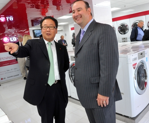 LG전자 상업용 세탁기가 설치된 코인맥社의 신개념 세탁방 '론드리 라운지(Laundry Lounge)' 오픈 기념 행사에서 LG전자 북미지역대표 겸 미국 법인장 