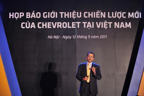 12일(베트남 현지 시간), 한국지엠은 베트남 현지법인 ‘비담코 (VIDAMCO; Vietnam Daewoo Motor Co.)’의 명칭을 ‘GM베트남(GM Vietnam)’으로 변경하고, 베트남 내수시장 제품 브랜드를 ‘쉐보레(Chevrolet)’로 통일한다고 밝혔다. 사진은 GM베트남 고라브 굽타(Gaurav Gupta) 대표가 GM의 글로벌 대표 브랜드인 쉐보레 브랜드의 베트남 판매 전략을 설명하고 있는 모습.
