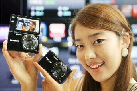 삼성전자는 180도 회전하는 대형 터치 LCD 스크린으로 다양한 환경에서 사진 촬영이 가능한 콤팩트 카메라 신제품 &#039;미러팝&#039;을 출시했다. 사진은 삼성전자 모델이 서초동 삼성전자 홍보관 딜라이트에서 신제품 &#039;미러팝&#039;을 선보이는 모습.