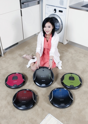 삼성전자는 2개의 CPU를 장착해 성능이 더욱 향상된 스마트 탱고 청소로봇을 출시했다.  사진은 삼성전자 모델이 수원 삼성전자 생활가전사업부 제품 전시장에서 스마트 탱고 신제품을 선보이는 모습.