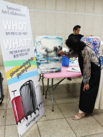 14일(수) 예술의 전당 내 한가람미술관에서 ‘제26회 아시아 국제미술 전람회’ 참가 작가들이 쌤소나이트 여행가방 커버에 그림을 그리고 있다. 쌤소나이트는 이번 전람회의 공식 협찬사로 전람회 개막을 기념하는 이색 현장 이벤트를 진행했다. 이 날 완성된 작품들은 촬영하여 오는 21일(수)까지 프로젝터로 상영되며, 한가람미술관 2층 복도에도 전시될 예정이다.