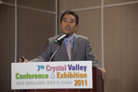 CVCE2011 컨퍼런스에서 디스플레이업계 최고 리서치 기관인 디스플레이 뱅크 유종찬 부사장이 &#039;디스플레이산업 경쟁력 강화방안&#039;이라는 주제로 강연을 하고 있다.