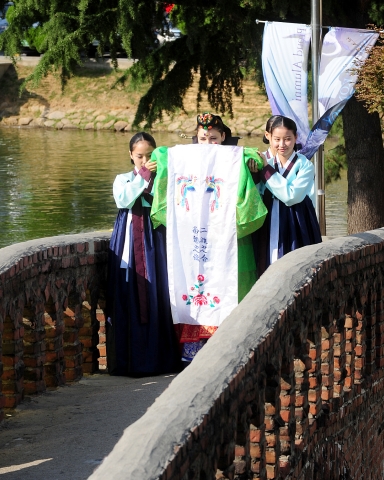 건국대 인문학연구원과 한국문화재보호재단이 2011 인문주간 행사의 하나로 22일 오후 서울 광진구 화양동 건국대 노천극장에서 개최한 &#039;흥겨운 전통혼례 한마당&#039;에서 외국인 유학생들이 전통혼례 체험을 하고 있다.