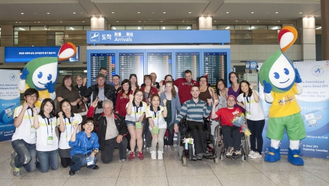 ‘2011 서울 제 8회 국제장애인기능올림픽대회’에 참여하는 캐나다 선수단 19명이 24일 오후 인천국제공항을 통해 입국 후 마스코트 방울이와 파이팅을 외치고 있다.