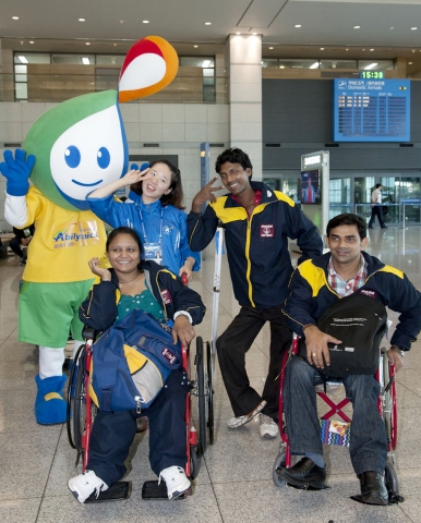 ‘2011 서울 제 8회 국제장애인기능올림픽대회’에 참여하는 인도 선수들이 24일 인천국제공항을 통해 입국 후 마스코트 방울이, 자원 봉사자와 함께 포즈를 취하고 있다.