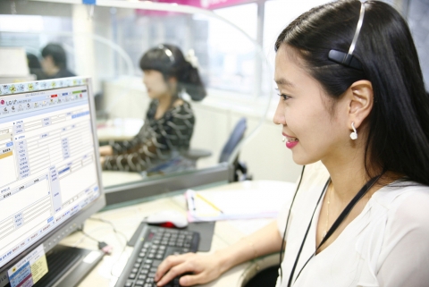 LG유플러스(부회장 이상철 / www.lguplus.com)가 국내 통신사업자 최초로 VDI(Virtual Desktop Infrastructure : 데스크탑 가상화)를 연계한 클라우드 콜센터 시장에 본격 진출한다. 사진은 상담사가 VDI를 통해 상담 화면에 접속, 상담업무를 하는 모습.