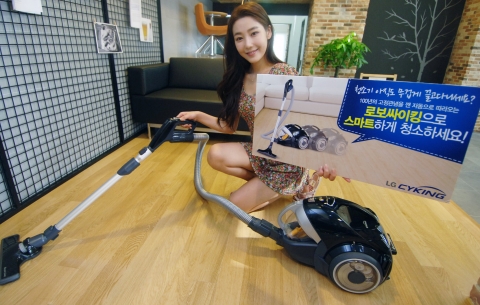 LG전자가 세계 최초로 스스로 사용자를 따라 다니는 오토무빙 먼지압축 청소기를 선보였다. 사진은 27일 여의도 LG트윈타워에서 로봇청소기에 적용한 최첨단 기술을 탑재해 청소기 본체를 손으로 끌지 않아도 사용자가 움직이는 데로 스스로 따라 다니는 세계 최초 &#039;로보싸이킹&#039; 청소기 신제품을 시연하고 있다.