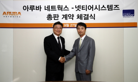 2011년 9월 27일 아루바 네트웍스-넷티어시스템즈 총판 계약 체결식. 아루바 네트웍스 김영호 지사장(왼쪽)과 넷티어시스템즈의 이규권 사장(오른쪽)