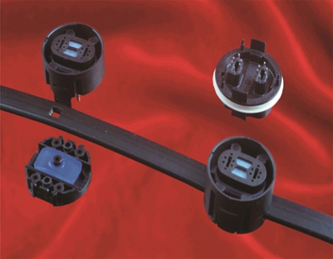 멀티 드롭 방수 커넥터 및 케이블 시스템 왼쪽: 종단 처리 전 상단  하우징 및 하단 하우징 오른쪽: 4 코어 플랫 케이블에 종단 처리된 하우징, 위쪽은 플러그 가능 방수 커넥터