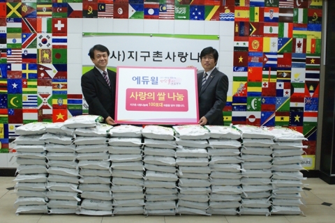 지난 29일 진행된 ‘사랑의 쌀’ 기증식에서 김해성 (사)지구촌사랑나눔 대표(왼쪽)과 임한수 에듀윌 이사(오른쪽)가 기념촬영을 하고 있다