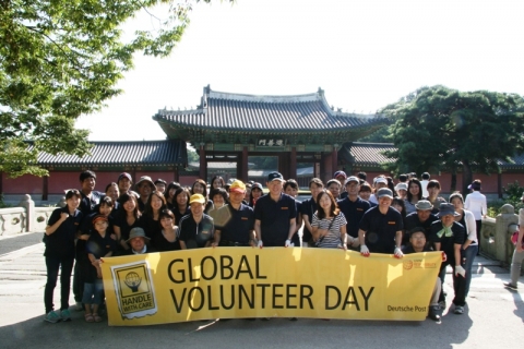 2011년 글로벌 발룬티어 데이를 맞아 DHL 익스프레스의 한병구 대표이사와 임직원들이 창경궁 환경 미화활동을 펼치고 있다