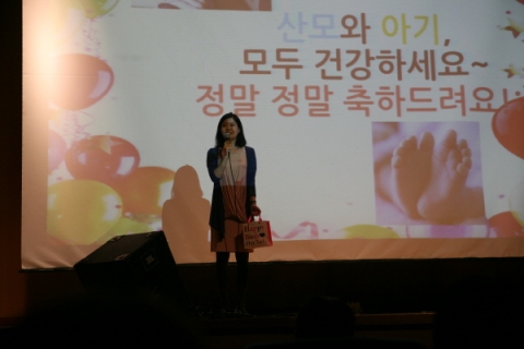 배우 김여진의 임신사실을 축하하며, 케익과 선물을 전달했다.