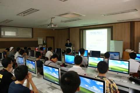 동명대학교 게임공학과의 성도고 학생 초청 강연 장면