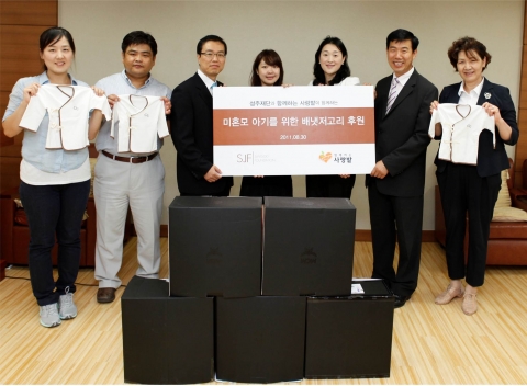 함께하는 사랑밭은 성주재단과 함께 미혼모 시설에 배냇저고리 320벌을 전달했다.