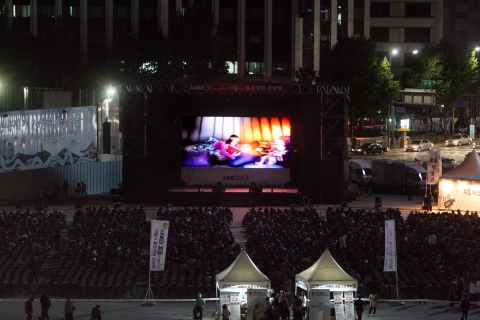 LG전자가 1일 밤 서울광장에서 개최한 '시네마 3D와 함께하는 서울시 좋은 영화감상회'에서 서울시민 4,689명이 '새미의 어드벤처 3D' 영